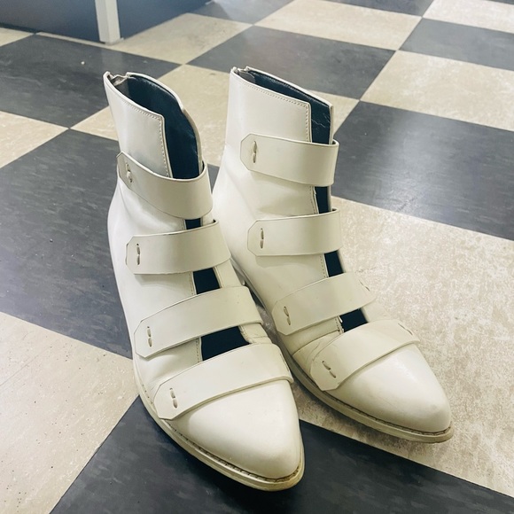 White Helena strappy bootie-futuristic and cool! - Picture 1 of 7